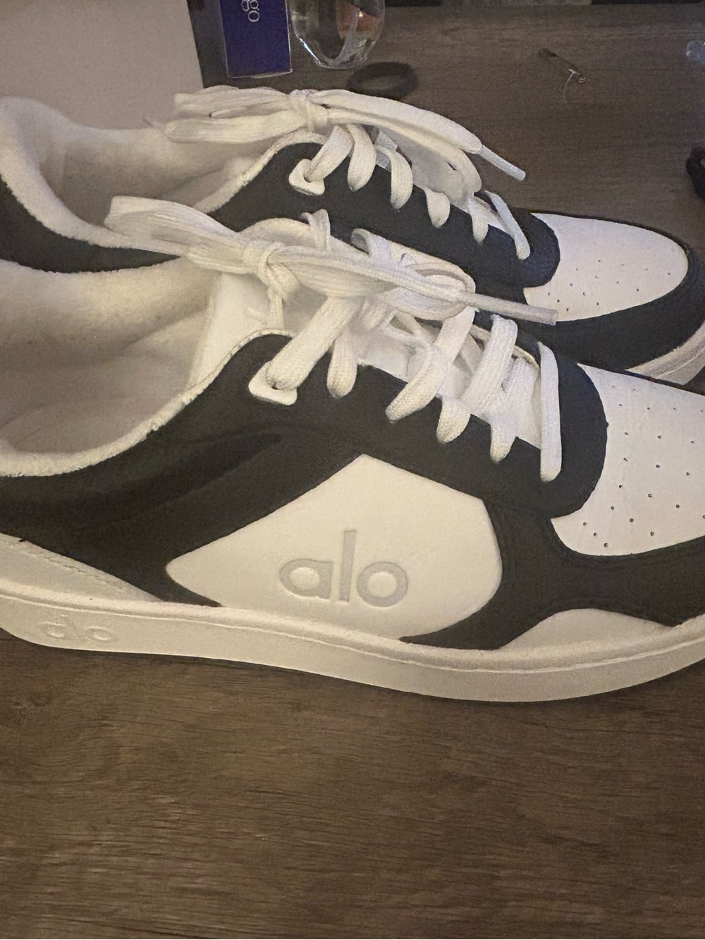 ALO Yoga Recovery Mode Sneakers in black & white - Picture 3 of 6